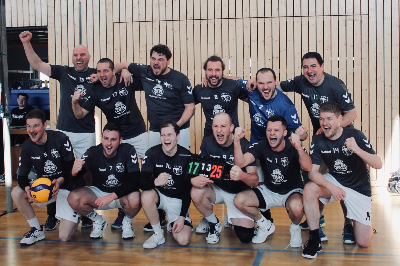 Team feiert den Sieg in der Halle