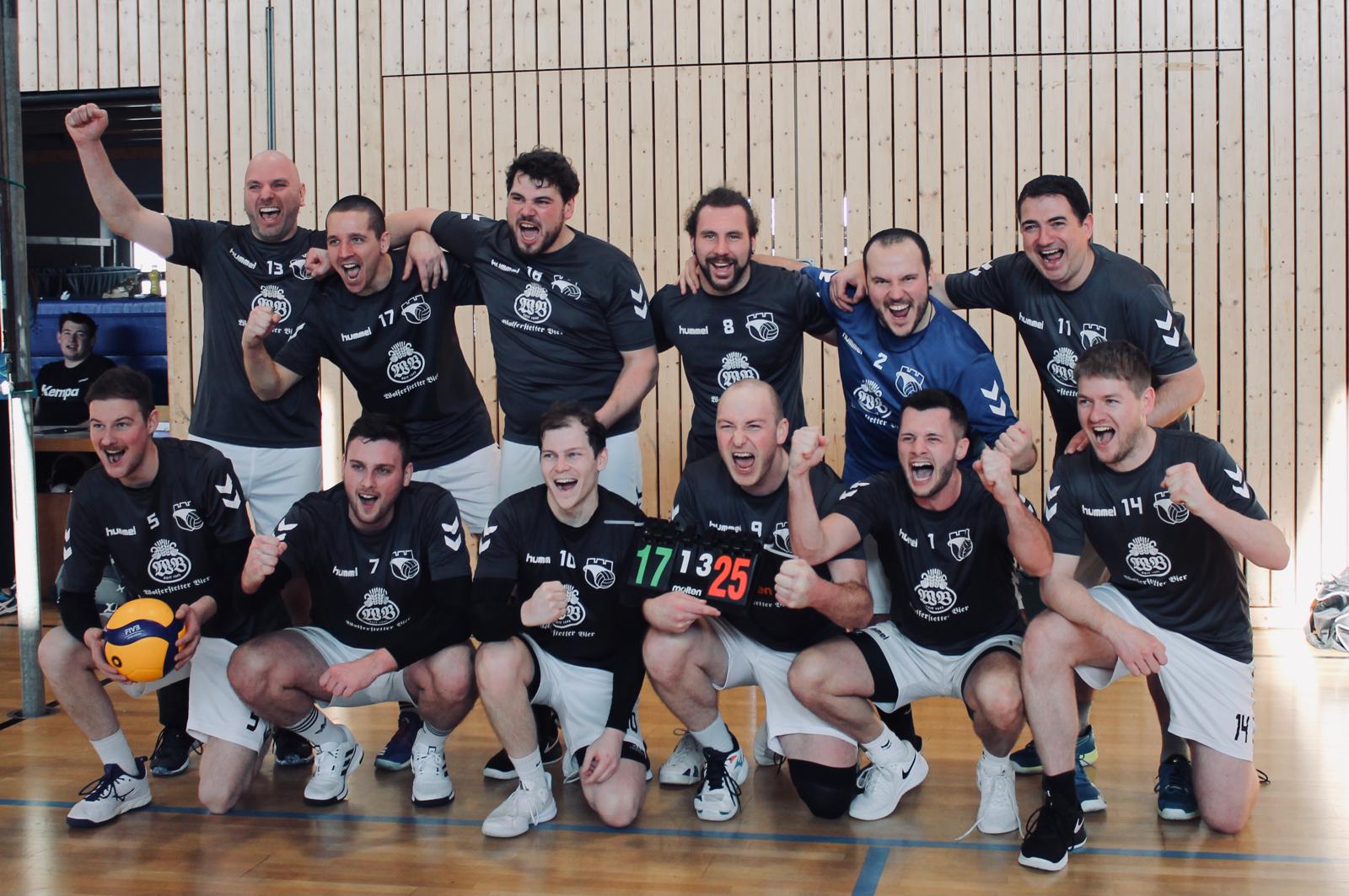 Team feiert den Sieg in der Halle